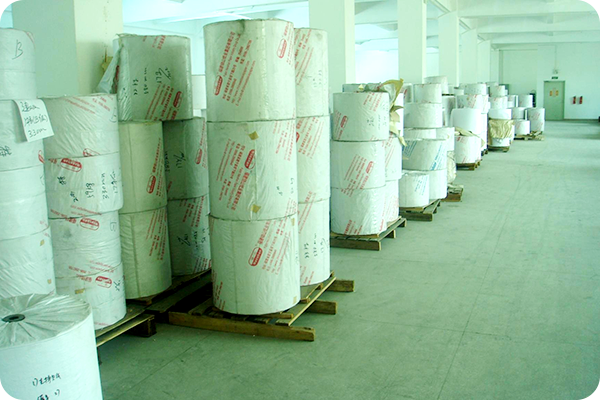 Paper roll storage area with aligned product placement